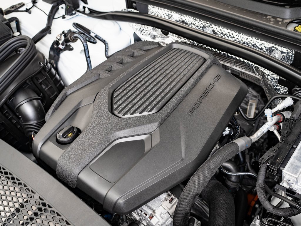 Certified 2025 Porsche Macan Turbo image 39