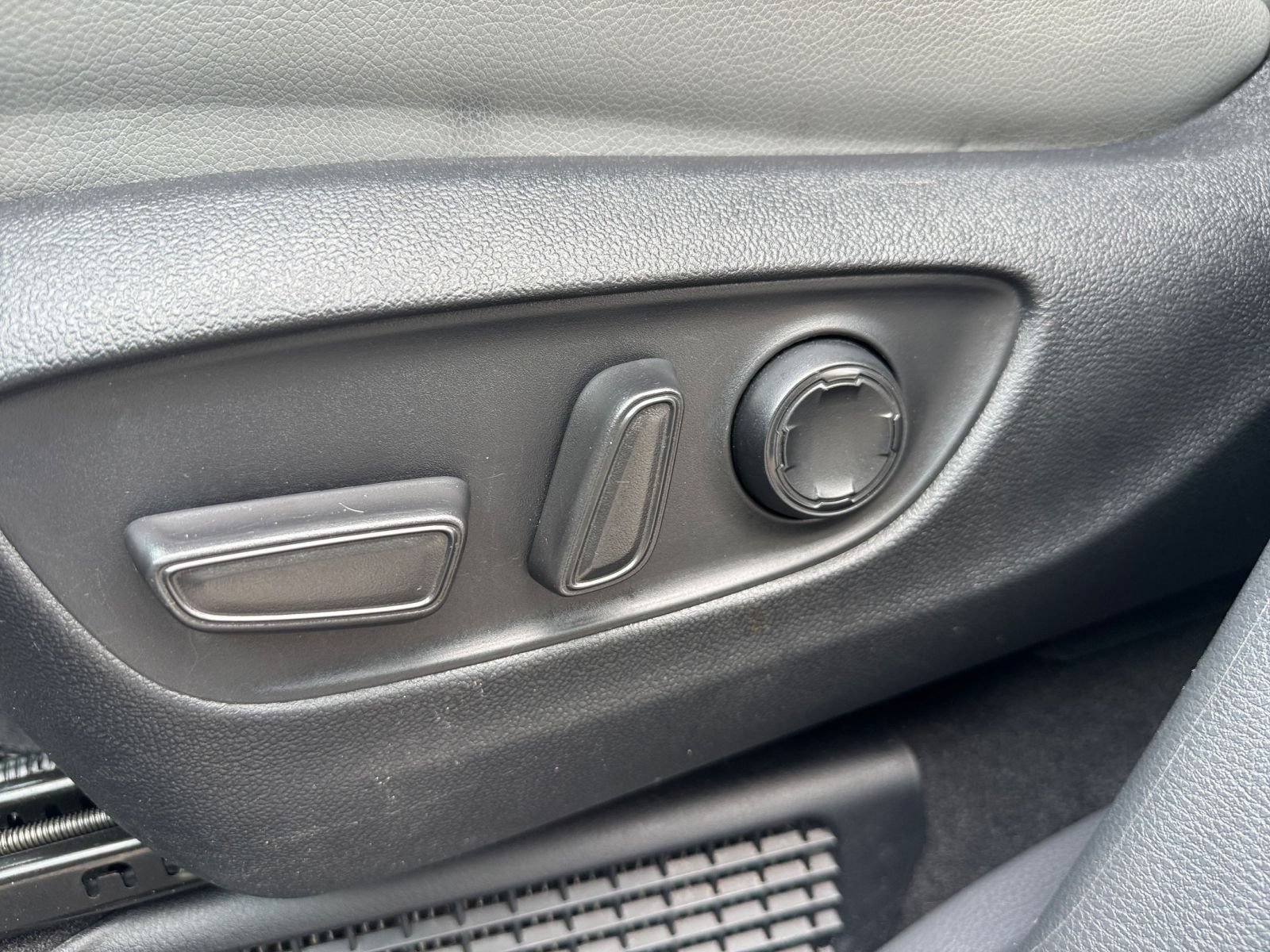 Used 2024 Toyota Sienna XLE FWD image 21