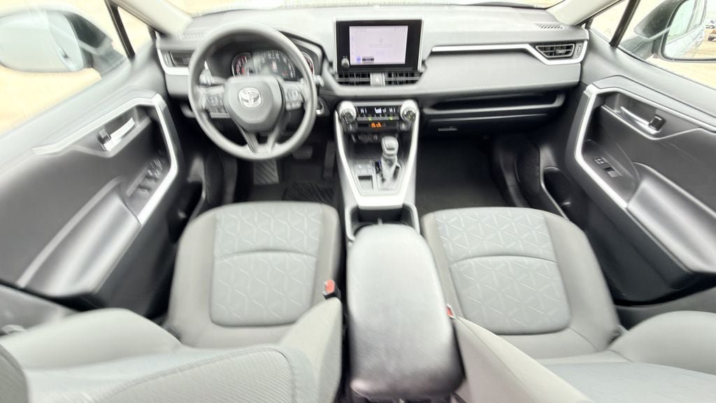 Used 2025 Toyota RAV4 XLE FWD image 12
