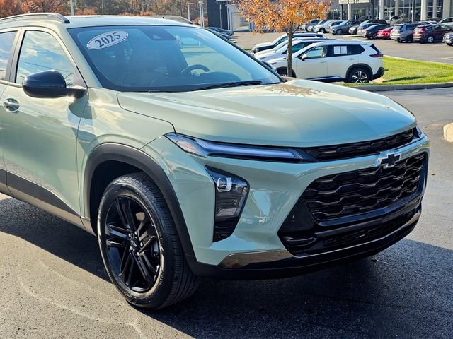 Used 2025 Chevrolet Trax ACTIV w/ Sunroof Package image 2