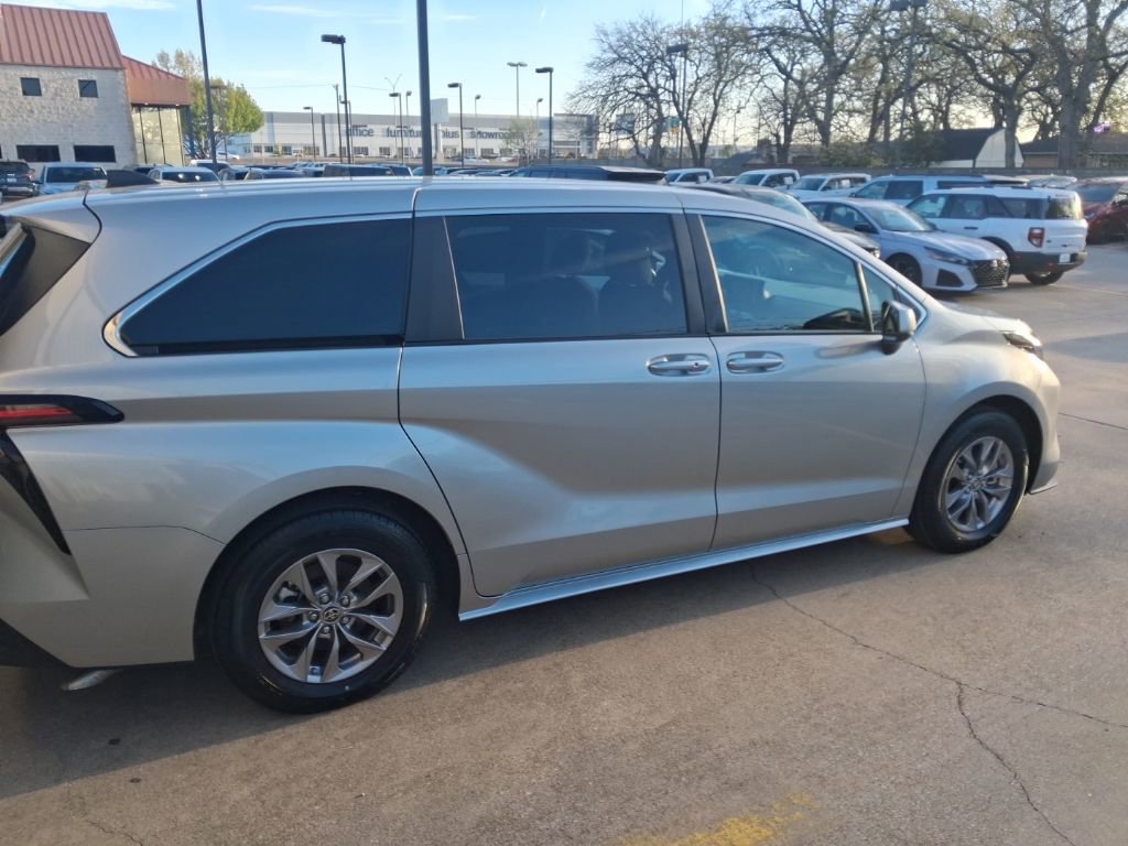 Used 2025 Toyota Sienna LE image 7