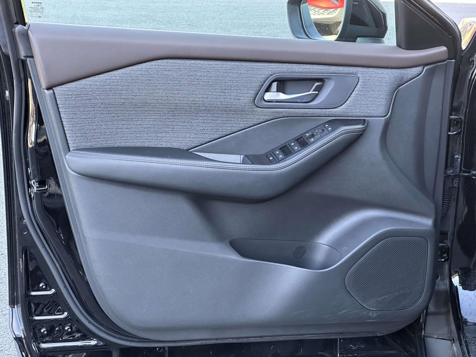 Used 2023 Nissan Rogue SV image 19