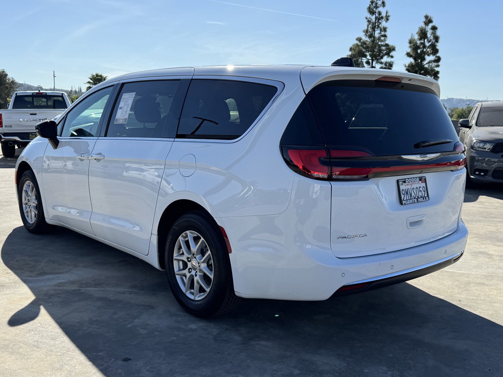 Used 2024 Chrysler Pacifica Touring image 4