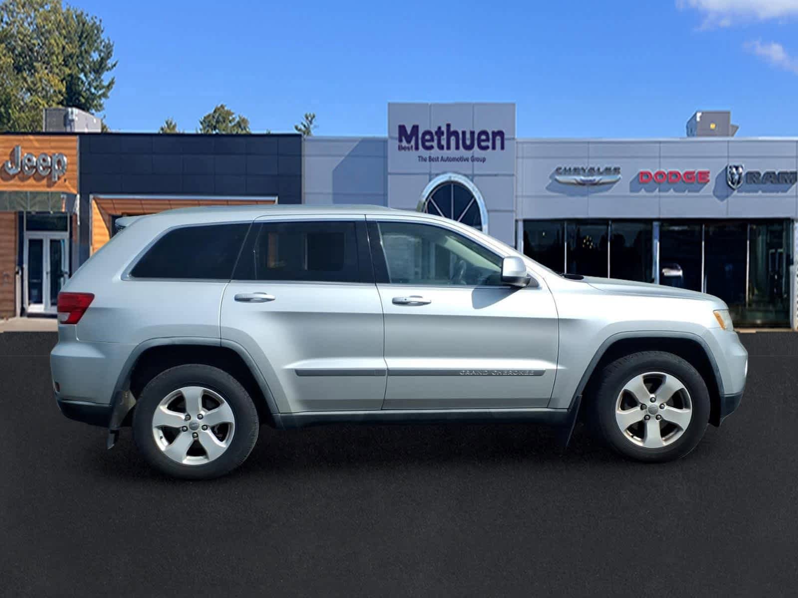 Used 2012 Jeep Grand Cherokee Laredo AWD/4WD image 3