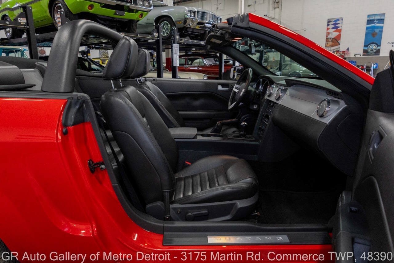 Used 2005 Ford Mustang GT Premium RWD image 39
