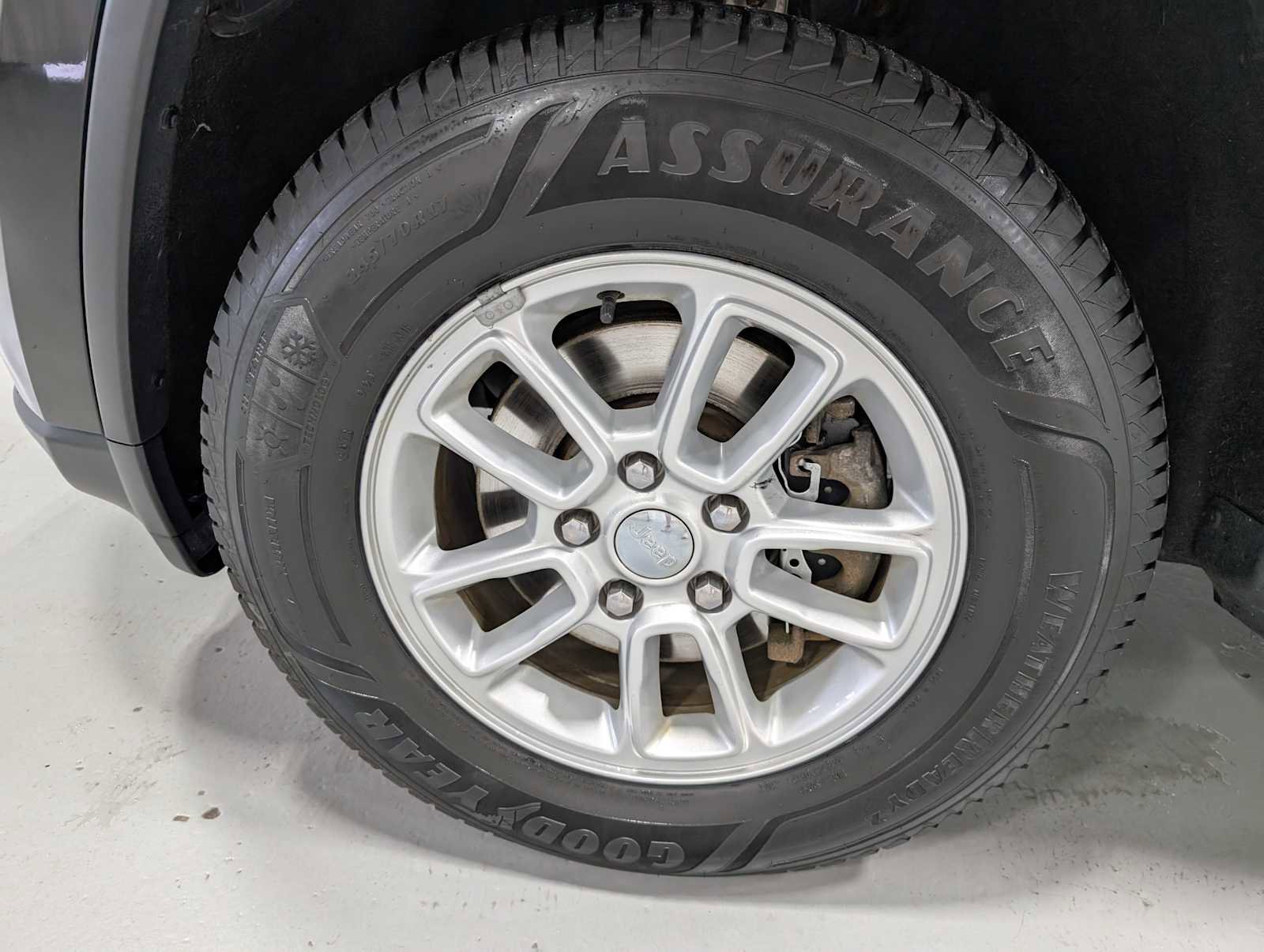 Used 2019 Jeep Grand Cherokee Laredo image 3