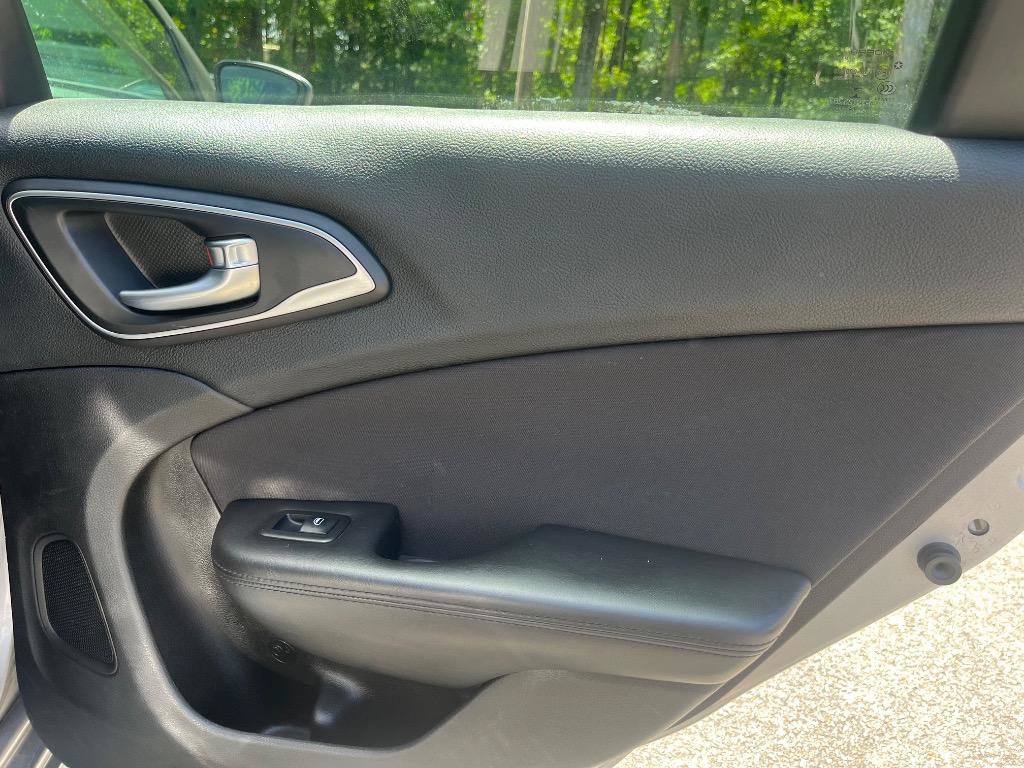 Used 2015 Chrysler 200 Limited FWD image 25