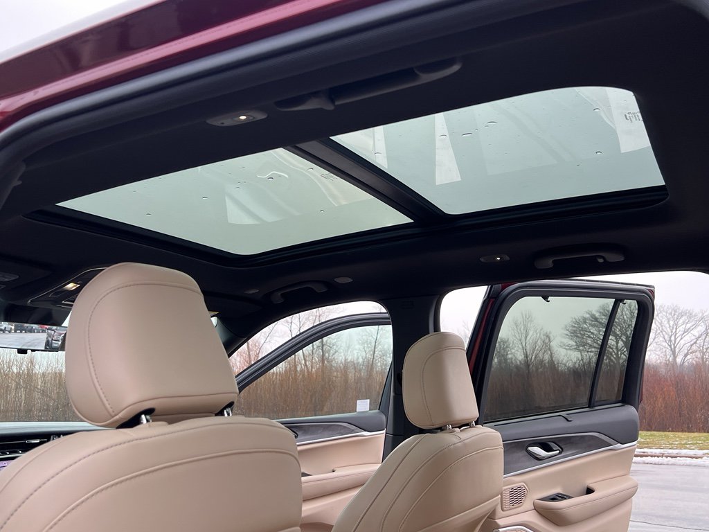 Used 2024 Jeep Grand Cherokee Limited w/ Luxury Tech Group II image 39