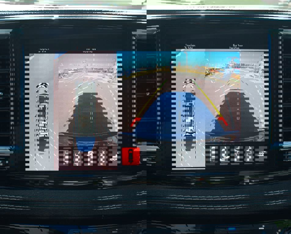 Used 2022 Chrysler Pacifica Limited w/ Uconnect Theater Family Group image 8