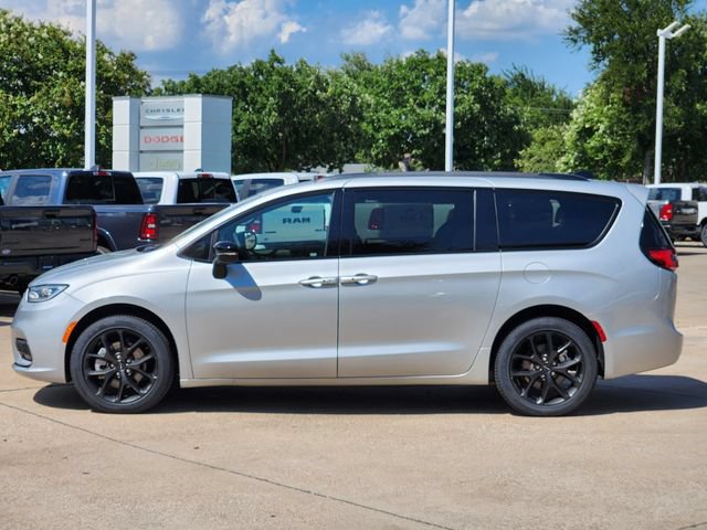 Certified 2023 Chrysler Pacifica Limited w/ S Appearance Package AWD/4WD image 4