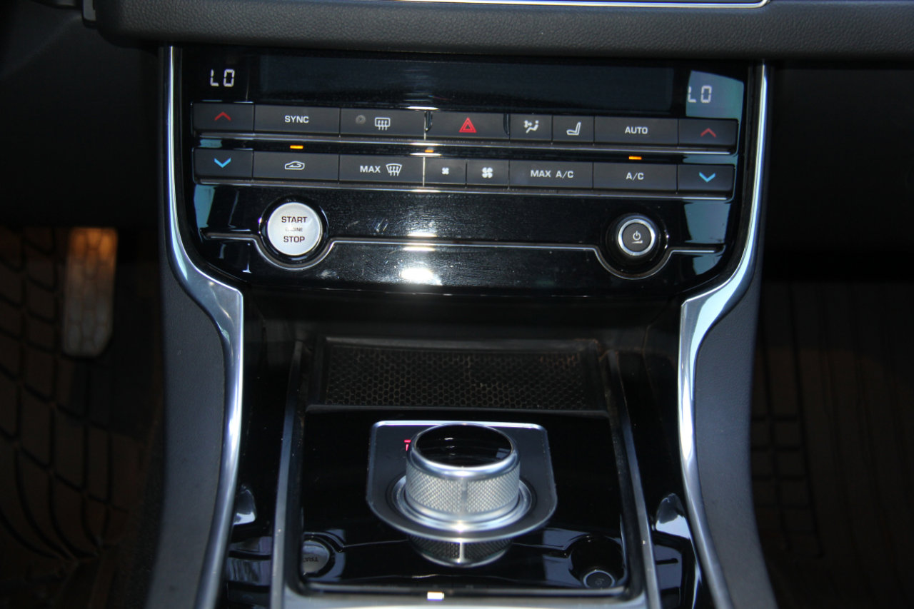 Used 2016 Jaguar XF Prestige RWD image 17