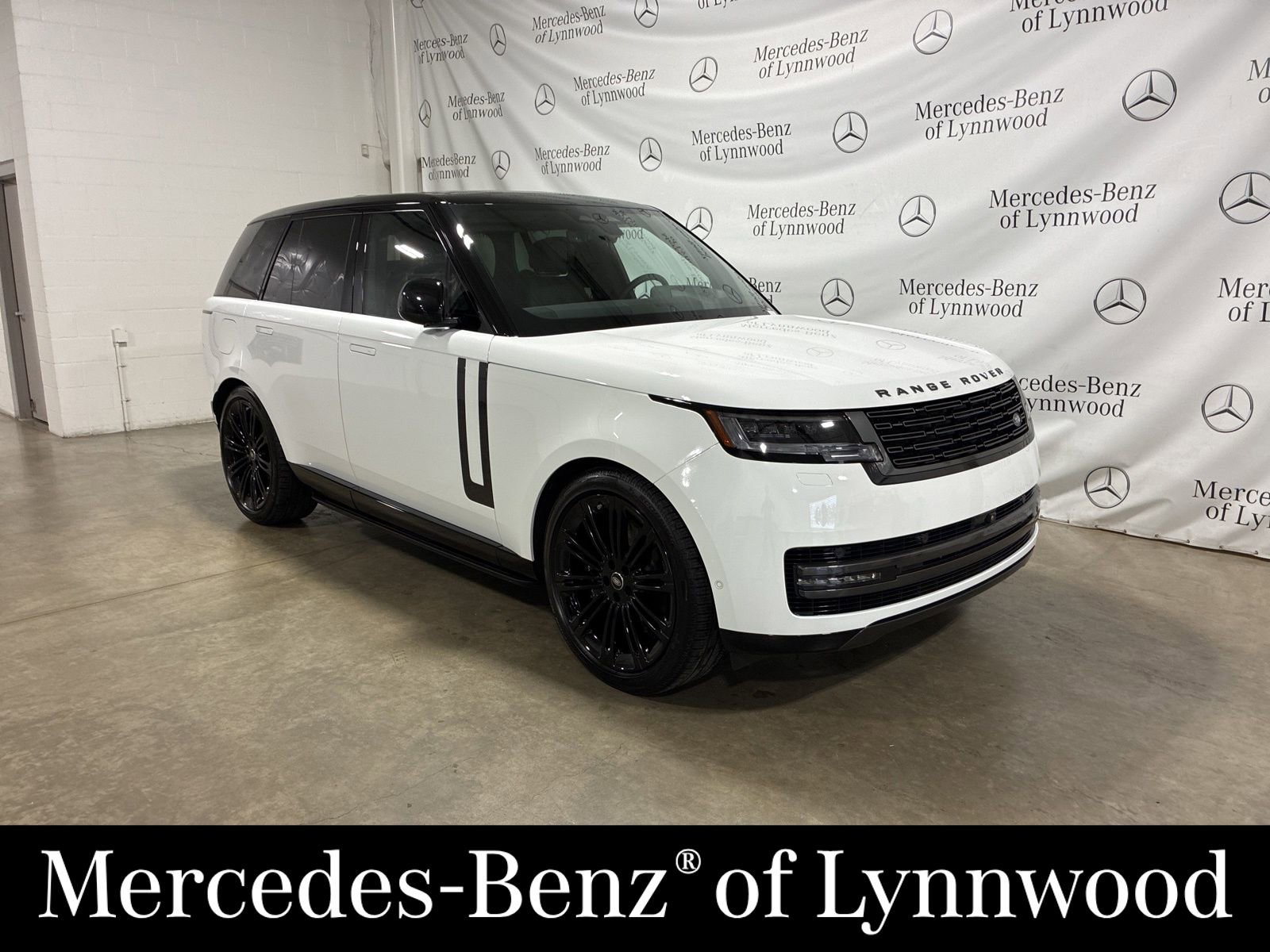 Used 2025 Land Rover Range Rover SE AWD/4WD image 1