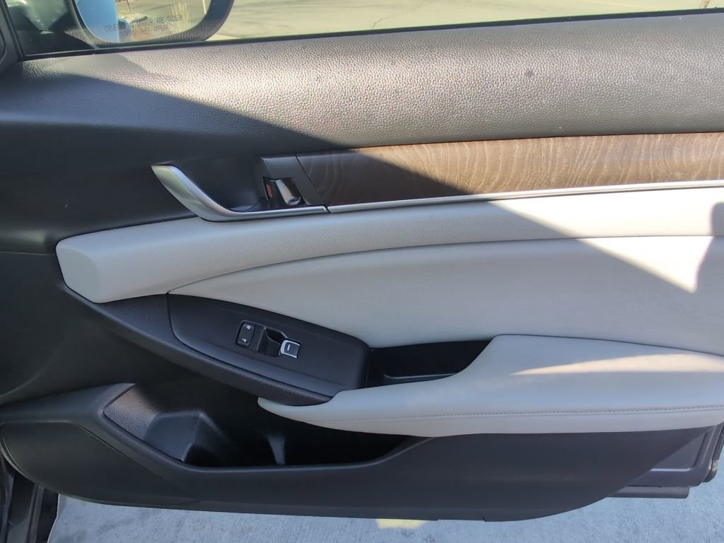 Used 2018 Honda Accord EX image 30