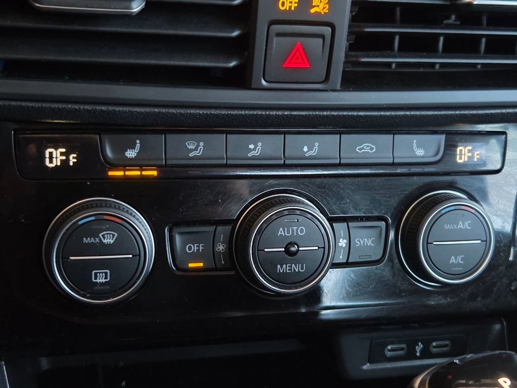 Used 2023 Volkswagen Jetta SE w/ Panoramic Sunroof Package image 8