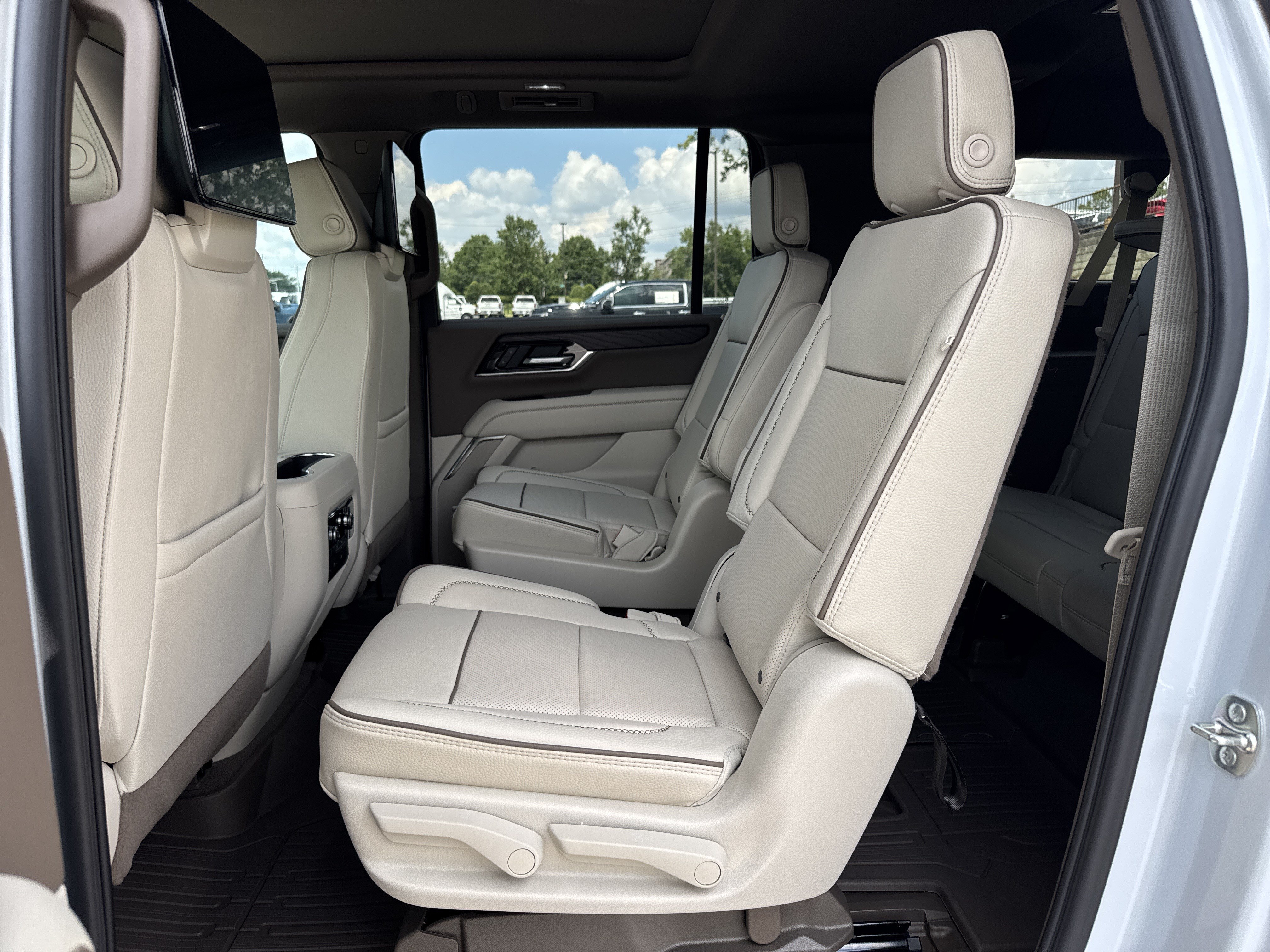 New 2026 GMC Yukon XL Denali w/ Denali Reserve Package RWD image 34