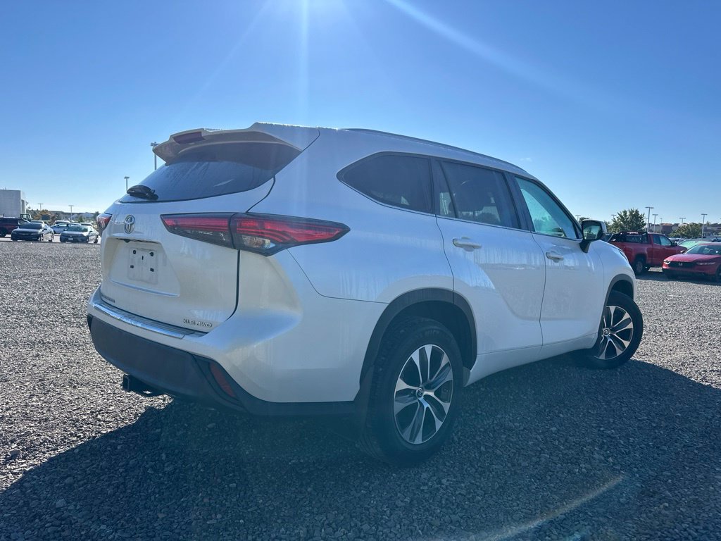 Used 2023 Toyota Highlander XLE AWD/4WD image 12