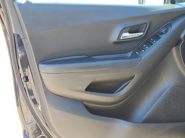 Used 2022 Chevrolet Trax LT w/ LT Convenience Package image 18