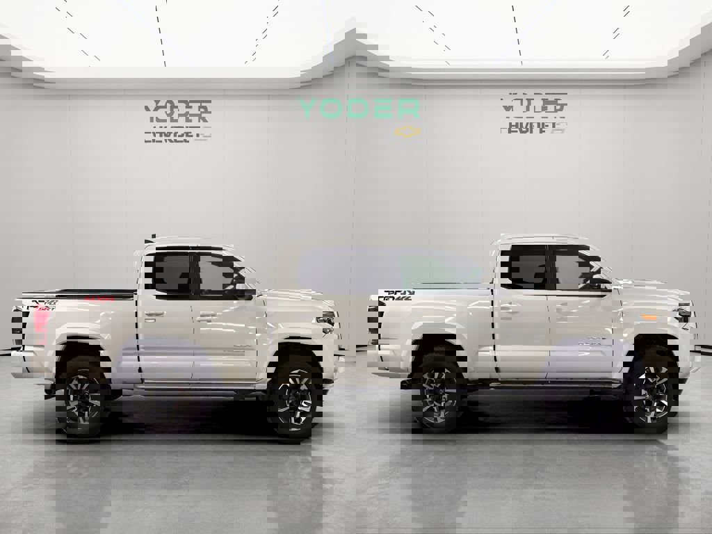 Used 2017 Toyota Tacoma TRD Sport w/ Tow Package image 4