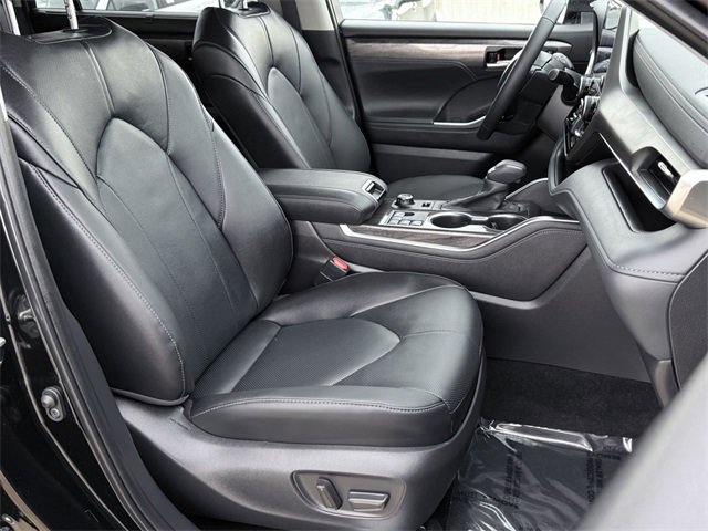 Certified 2025 Toyota Highlander Limited image 14