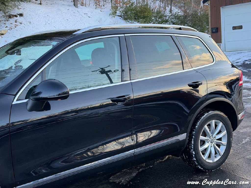 Used 2017 Volkswagen Touareg Sport AWD/4WD image 35