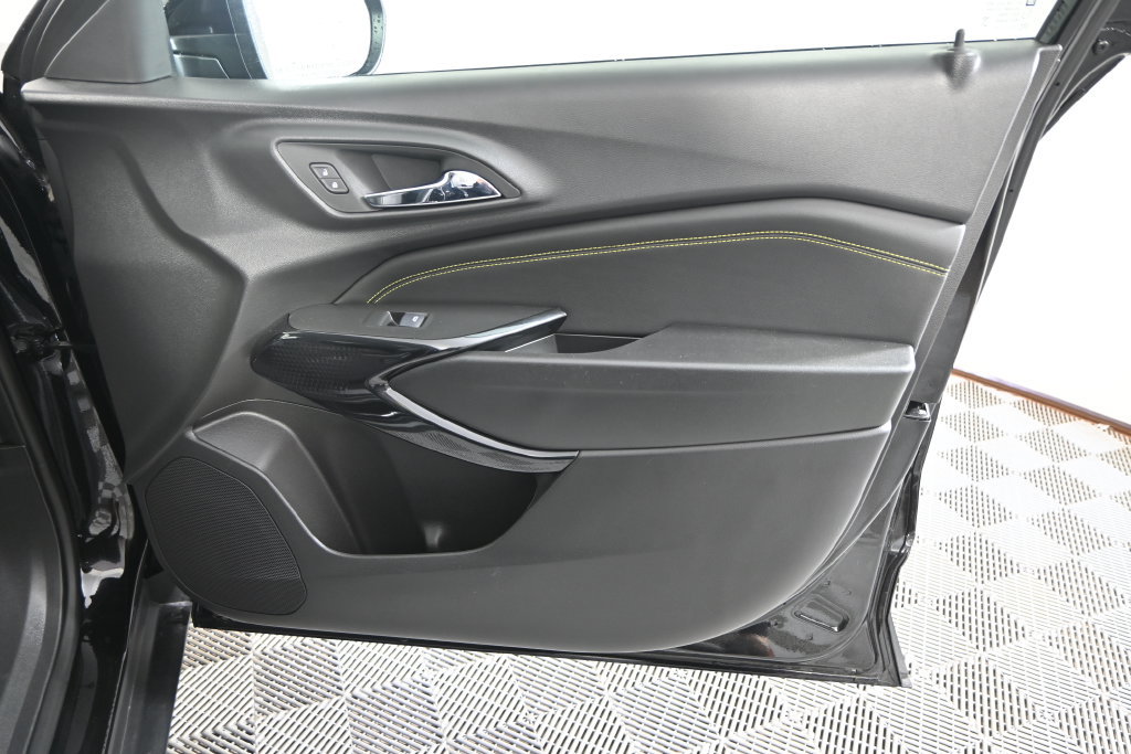 Used 2025 Chevrolet Trax LT FWD image 12
