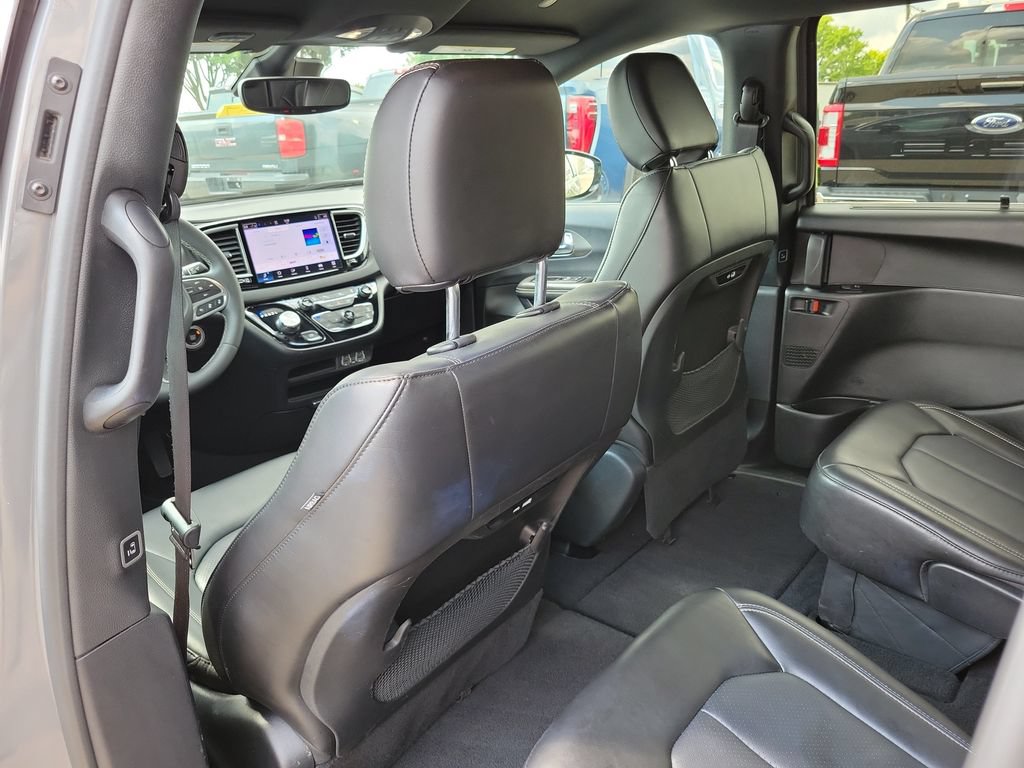 Used 2025 Chrysler Pacifica Select FWD image 14