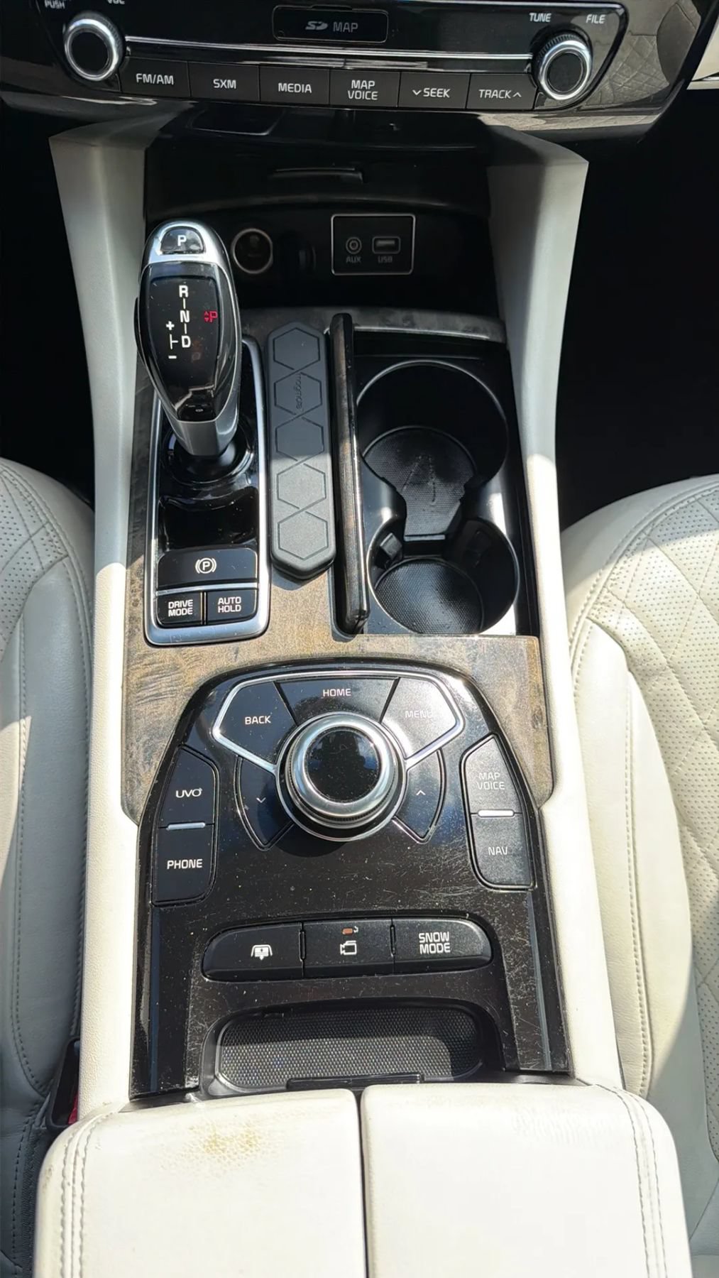 Used 2017 Kia K900 Luxury w/ VIP Plus Package RWD image 20