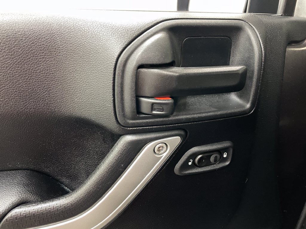 Used 2016 Jeep Wrangler Unlimited Sahara AWD/4WD image 19