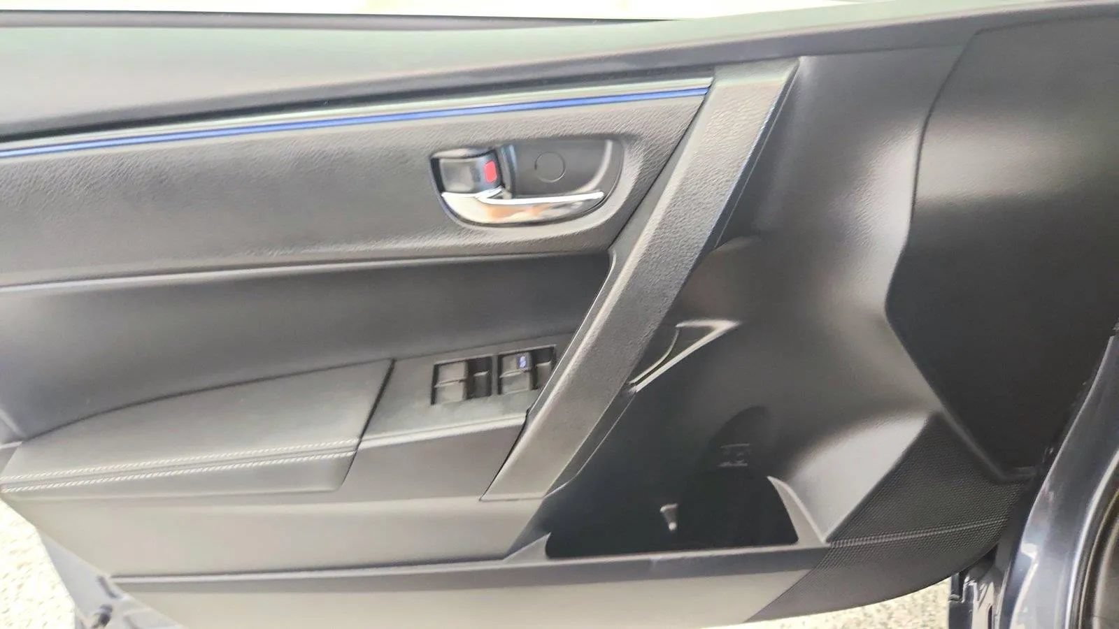 Used 2018 Toyota Corolla SE w/ SE Premium Package FWD image 24