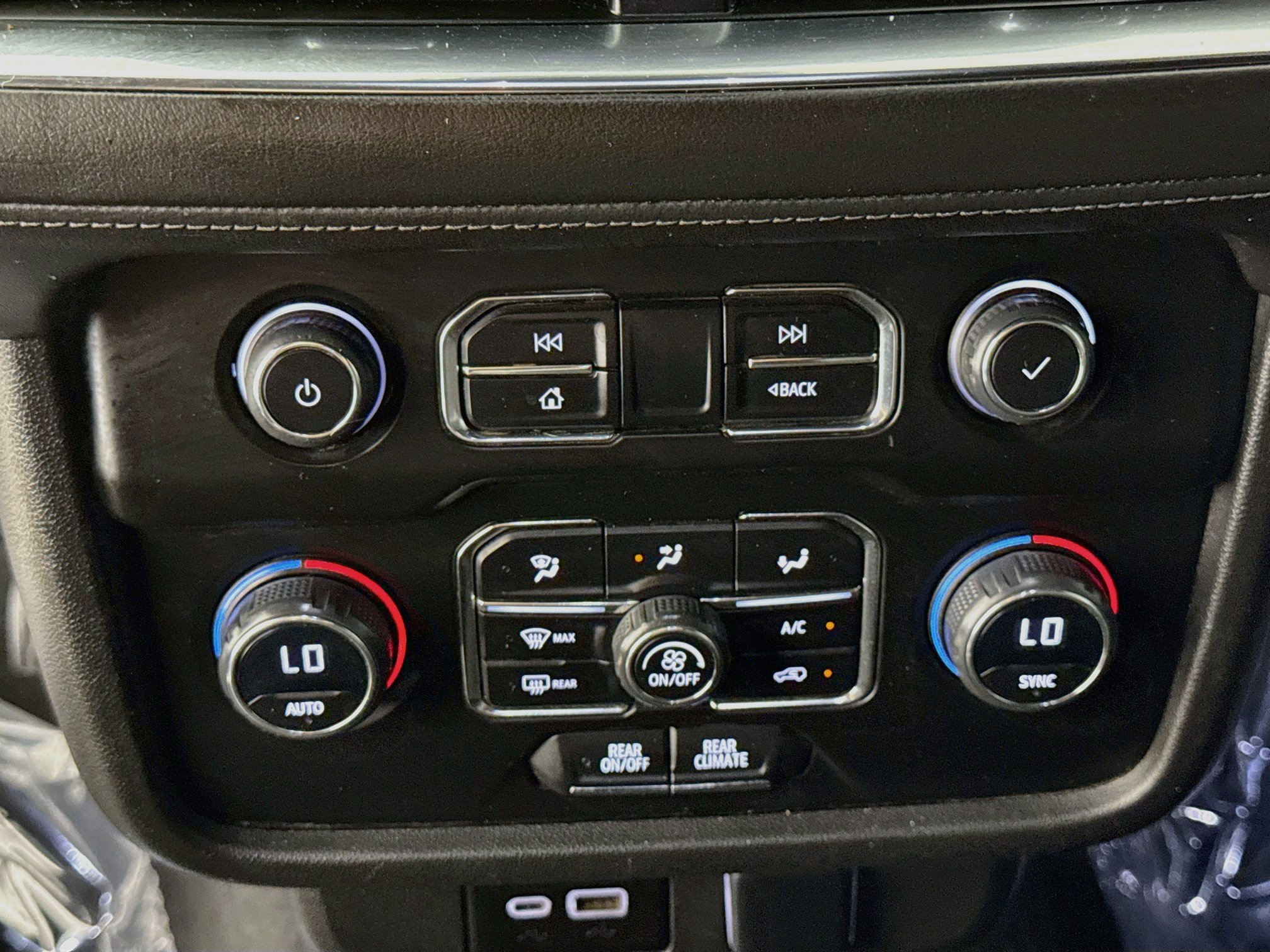 Used 2023 Chevrolet Suburban LS RWD image 17