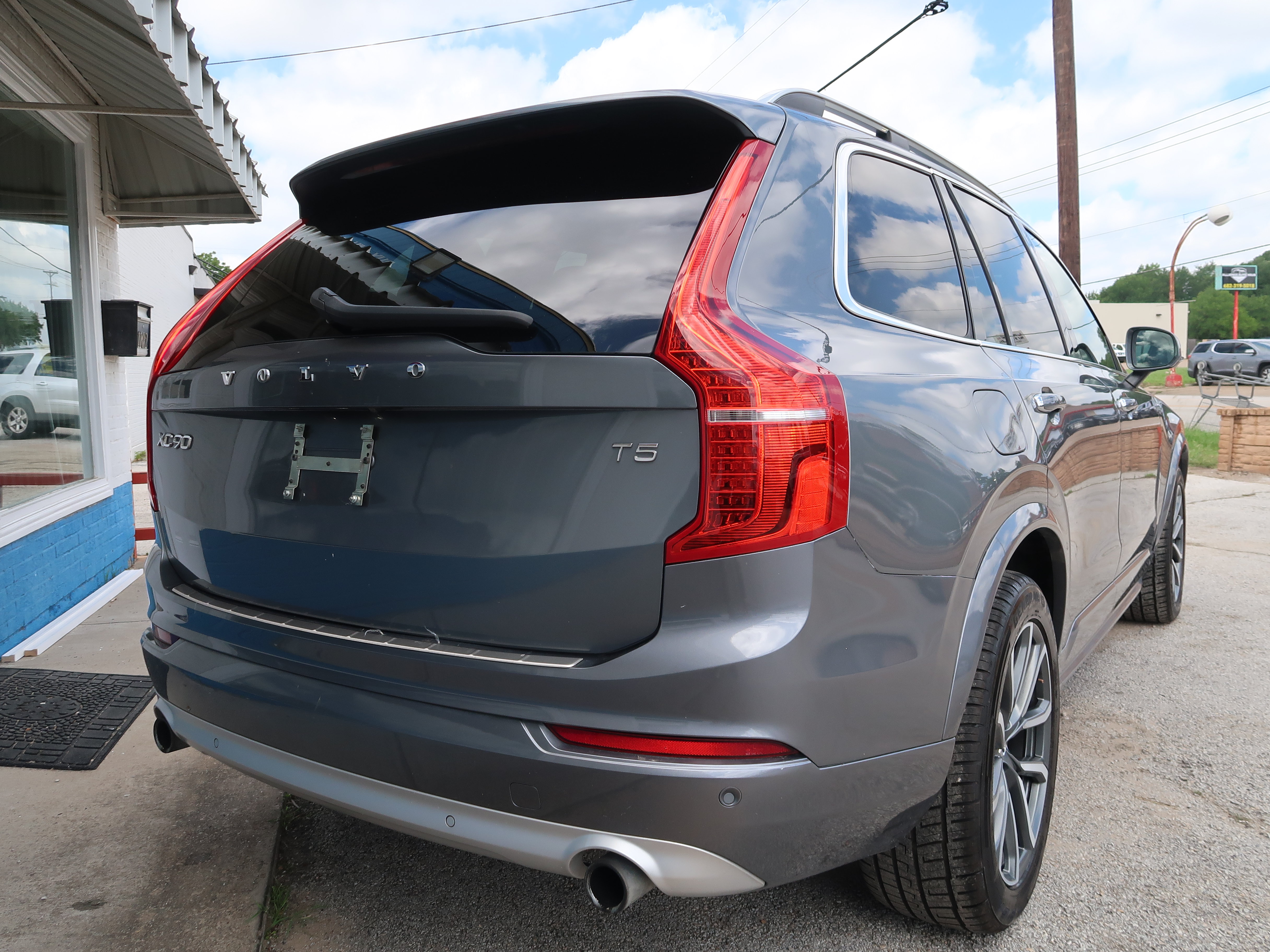 Used 2019 Volvo XC90 T5 Momentum w/ Protection Package Premier FWD image 8