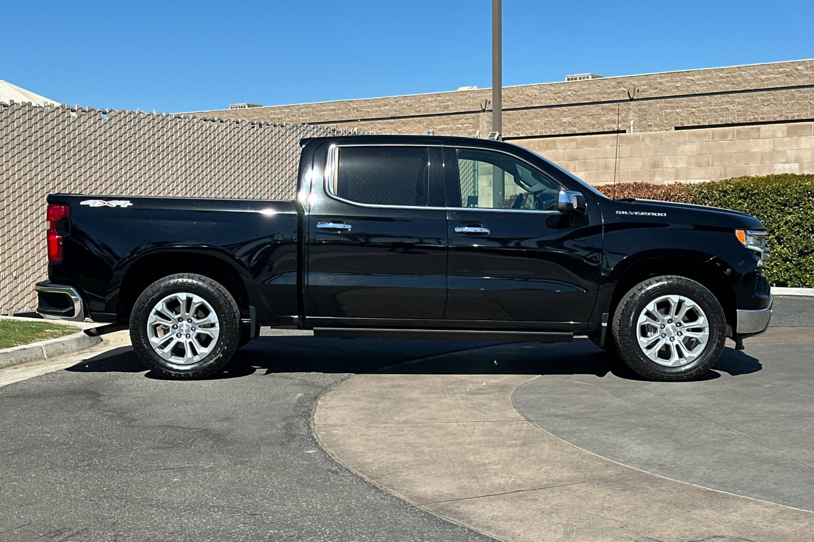 Certified 2022 Chevrolet Silverado 1500 LTZ w/ LTZ Premium Package AWD/4WD image 3