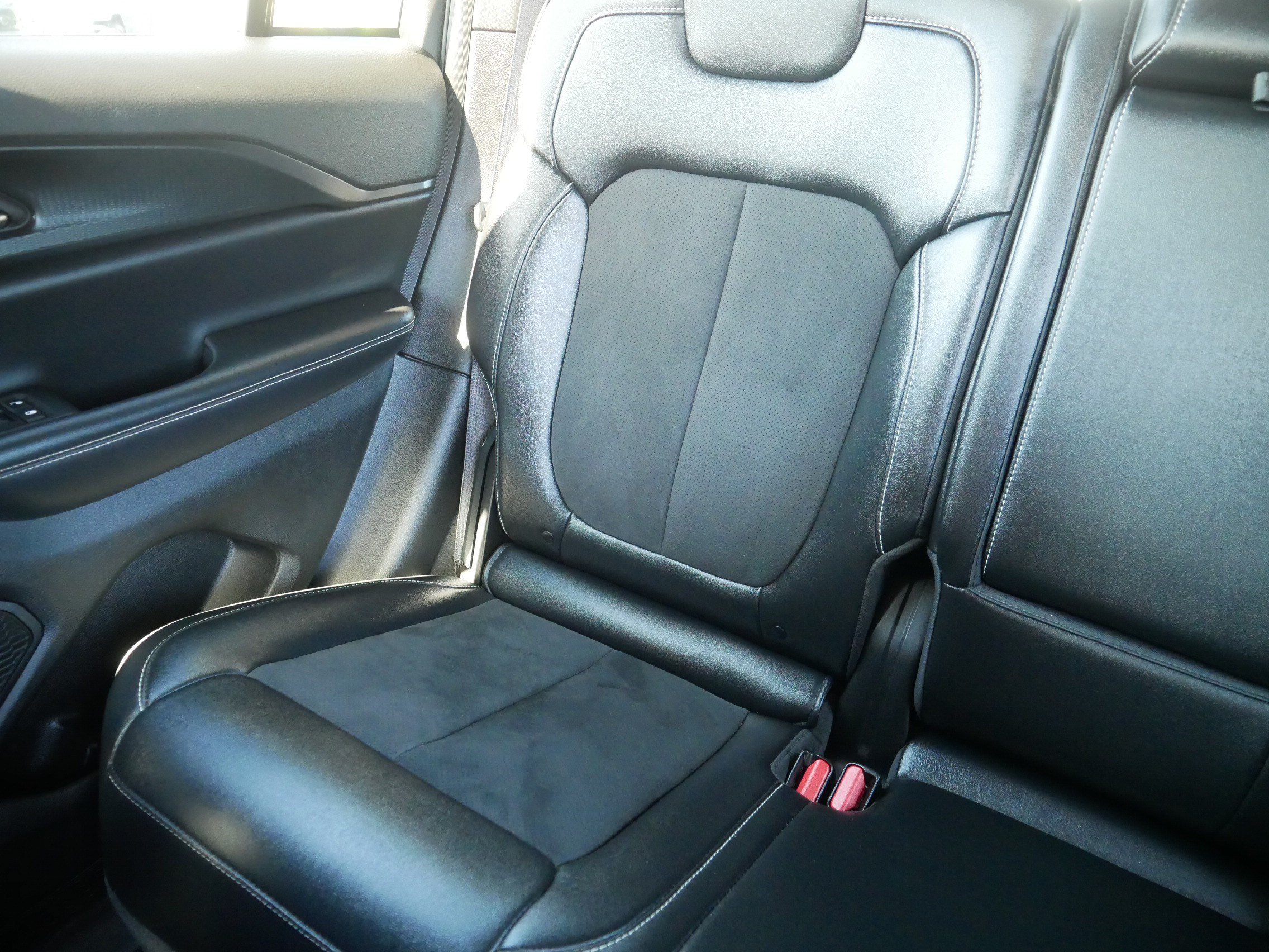Used 2023 Jeep Grand Cherokee Altitude AWD/4WD image 12