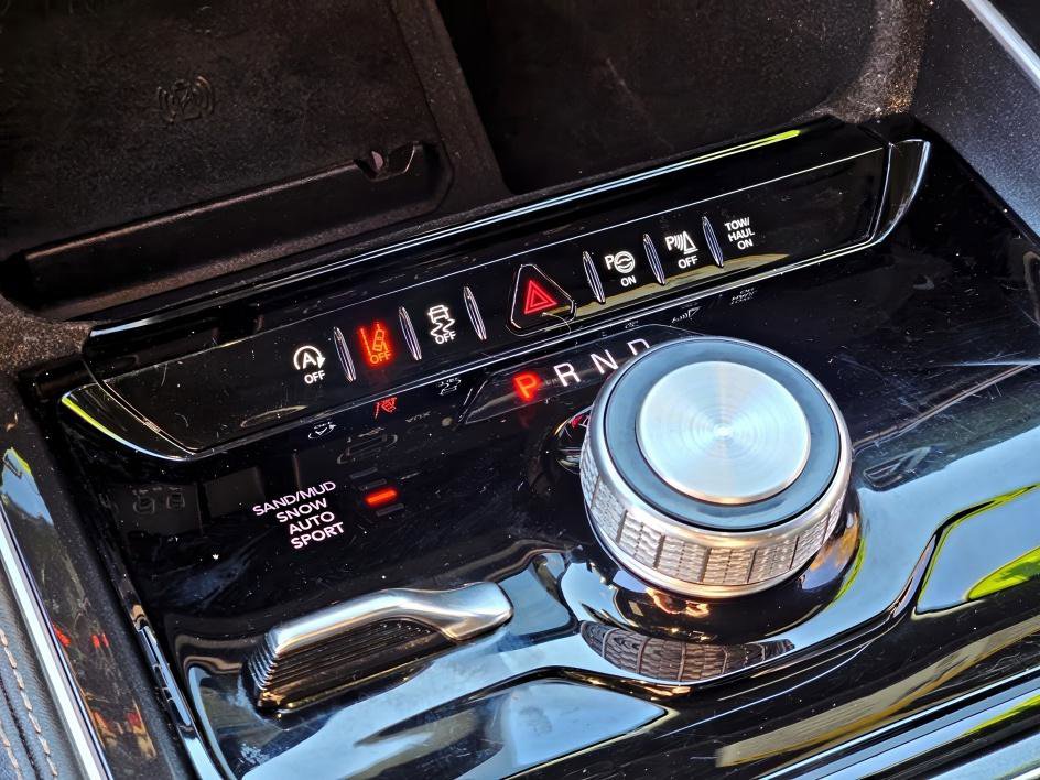 Used 2024 Jeep Wagoneer L 4WD w/ Premium Group I image 22