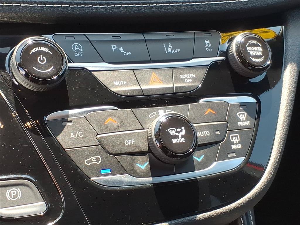 Used 2025 Chrysler Pacifica Limited FWD image 30