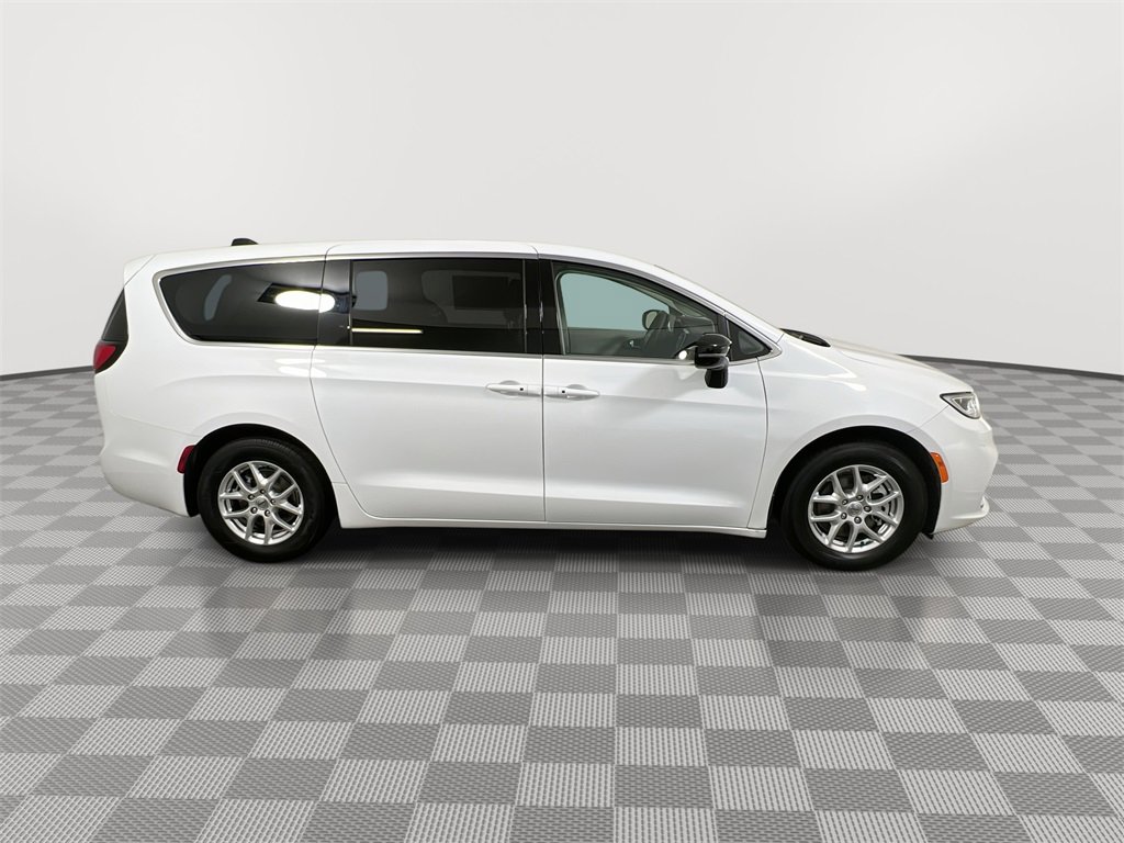 Used 2024 Chrysler Pacifica Touring-L image 9