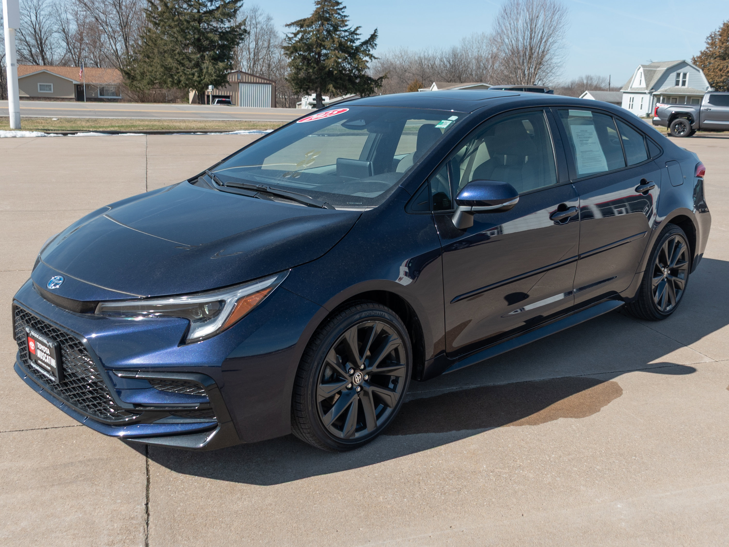 Used 2025 Toyota Corolla SE w/ SE Premium Package image 4