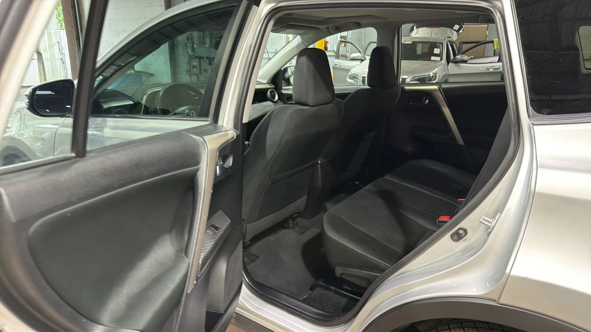 Used 2014 Toyota RAV4 XLE AWD/4WD image 27