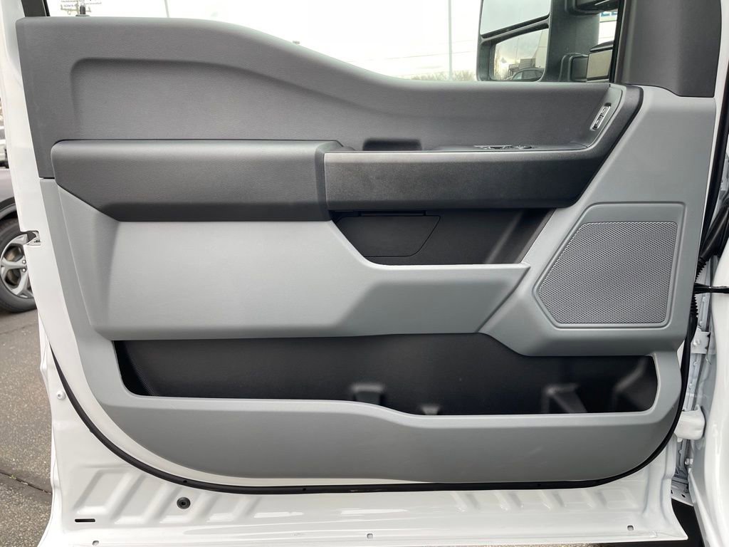 New 2025 Ford F550 4x4 Regular Cab Super Duty image 12