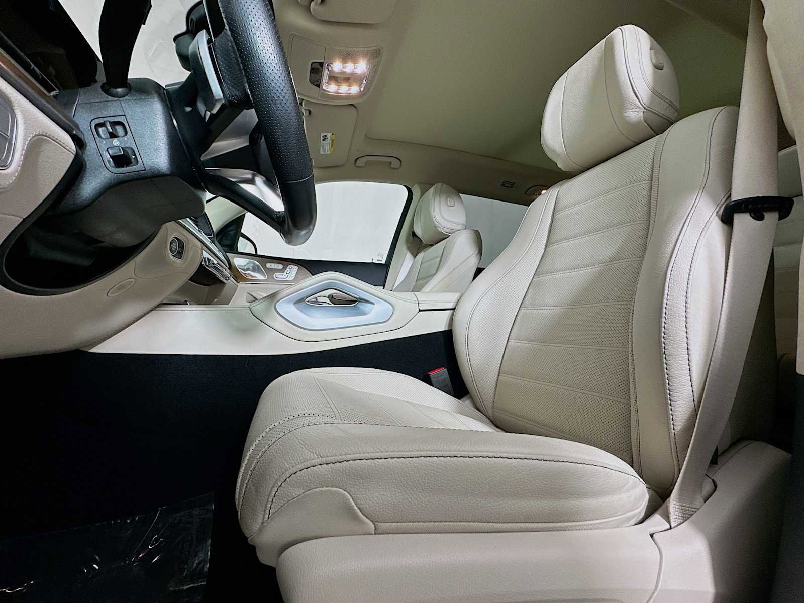 Used 2024 Mercedes-Benz GLS 580 4MATIC image 5