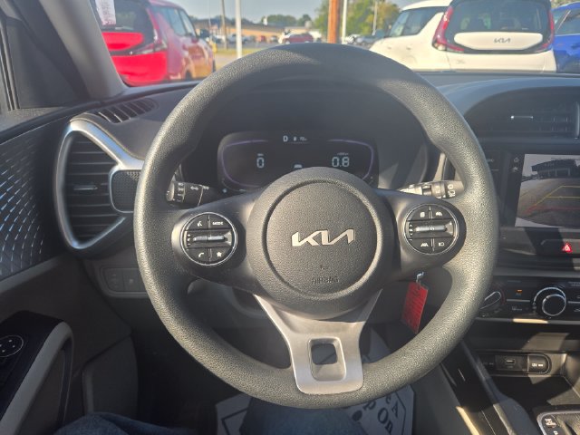 Used 2025 Kia Soul LX w/ LX Technology Package FWD image 16