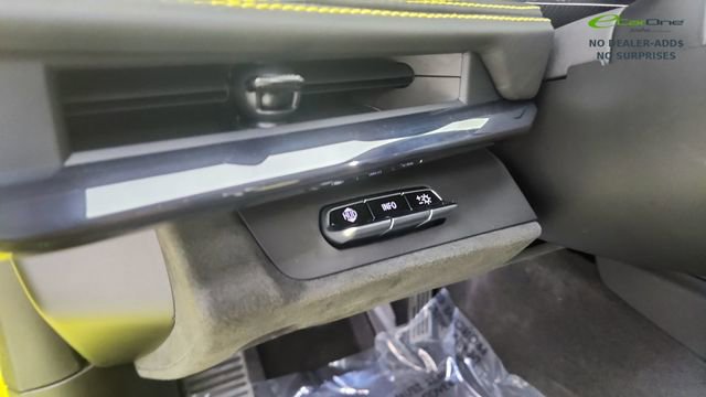 Used 2024 Chevrolet Corvette Stingray Premium Conv w/ Z51 Performance Package image 32