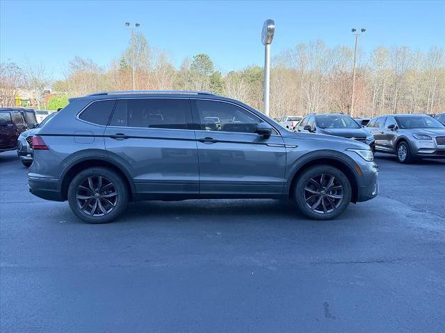Used 2023 Volkswagen Tiguan SE w/ Panoramic Sunroof Package FWD image 3