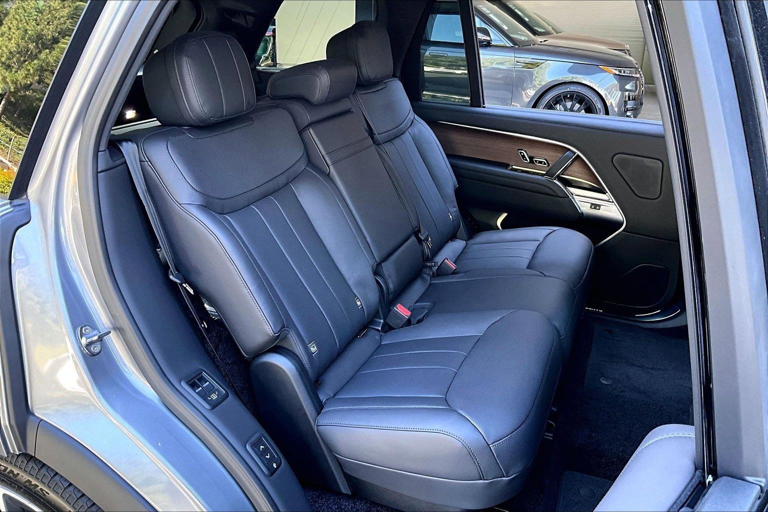 New 2026 Land Rover Range Rover Long Wheelbase SE image 9