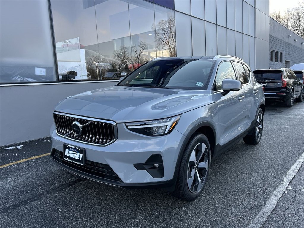Used 2024 Volvo XC40 B5 Plus image 4