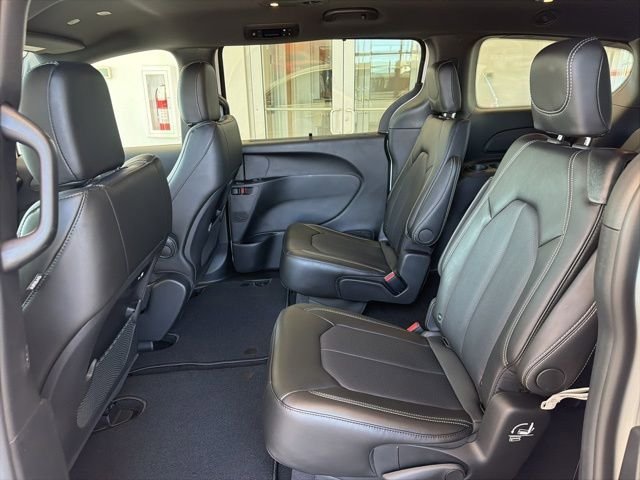 New 2027 Chrysler Pacifica Select FWD image 16