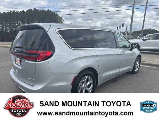 Used 2024 Chrysler Pacifica Limited image 3