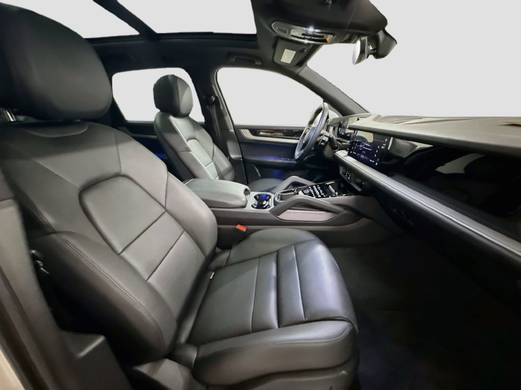 Certified 2025 Porsche Cayenne AWD/4WD image 29