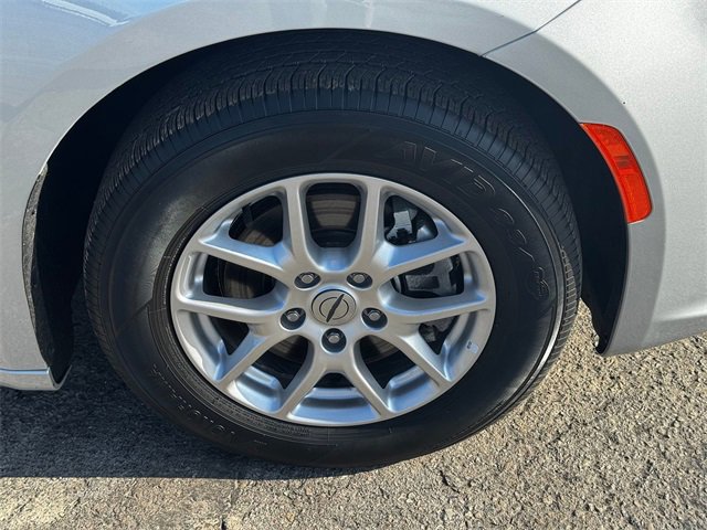 Certified 2024 Chrysler Pacifica Touring-L image 9