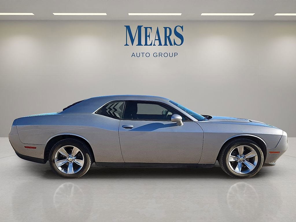 Used 2015 Dodge Challenger SXT image 6
